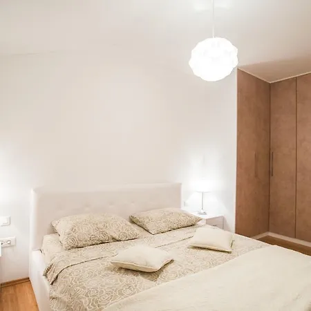 Lena Apartament